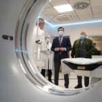 El presidente de la Junta, Juanma Moreno, en el centro y junto al consejero de Salud, Jesús Aguirre, en la inauguración del CARE Los Alcores