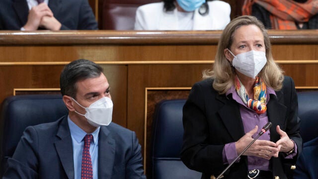La vicepresidenta de Asuntos Económicos y Transformación Digital, Nadia Calviño, junto a Pedro Sánchez