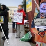 Manifestantes suizos protestan contra la guerra de Ucrania frente a la sede de la ONU en Ginebra