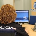 Agente de la Policía Nacional en labores de investigación