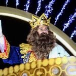 El rey Gaspar saluda desde la carroza en la Cabalgata de los Reyes Magos de Oriente