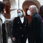 La presidenta de la Comunidad de Madrid, Isabel Díaz Ayuso, saluda a la ex consejera de Cultura de la Comunidad de Madrid y miembro de Ciudadanos, Marta Rivera de la Cruz, durante la recepción al artista plástico Antonio López en la Real Casa de Correos