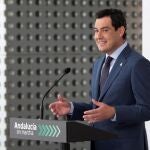 El presidente de la Junta de Andalucía, Juanma Moreno, hoy en su primer acto en Sevilla después de estar confinado en su domicilio al dar positivo en covid