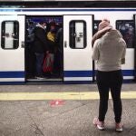 Un tren de Metro lleno de gente, en Madrid, a 11 de enero de 2021