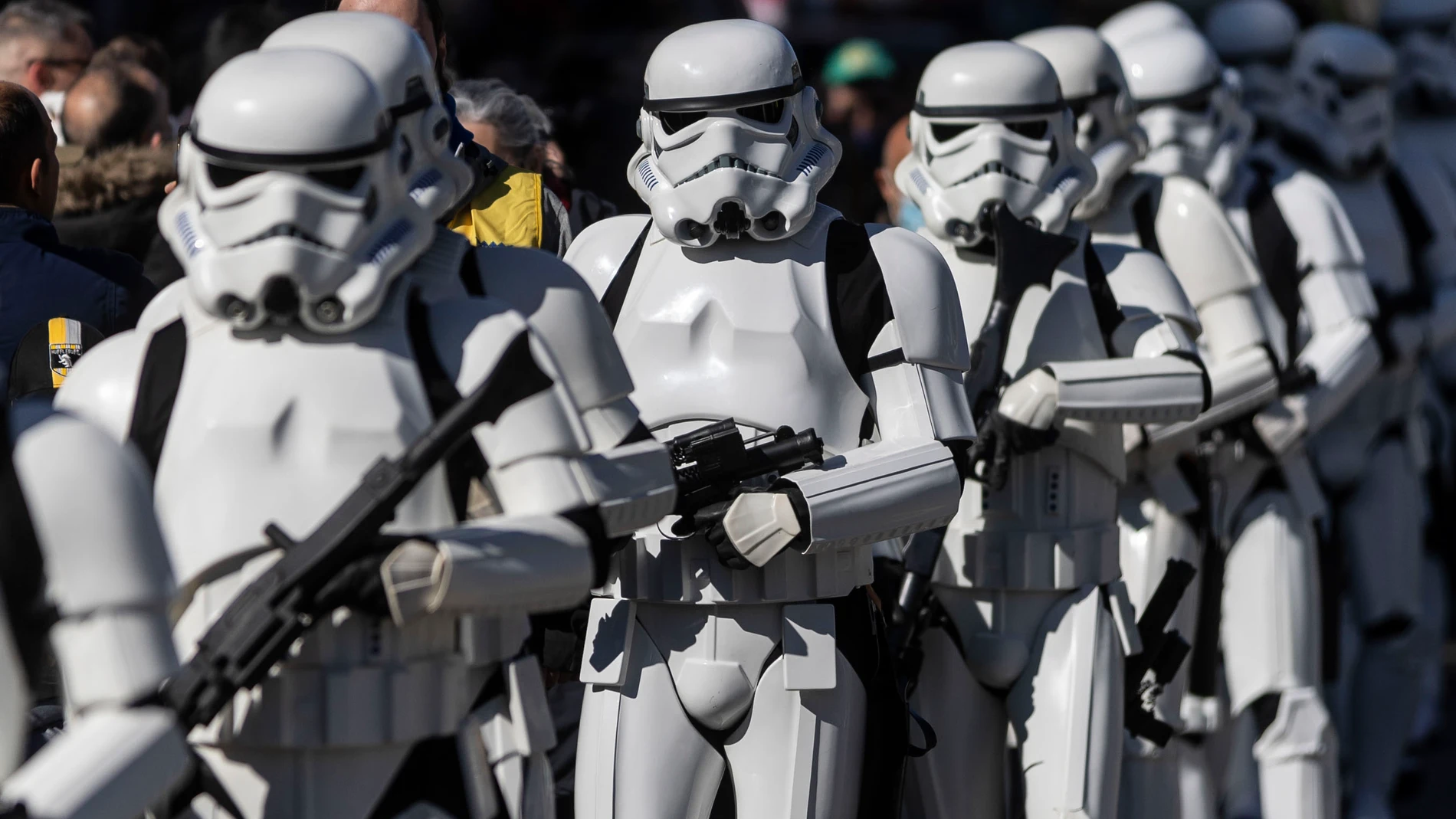 Soldados de asalto imperiales de la saga cinematográfica Star Wars participan en el desfile del Galaxy Day este domingo por las calles de Madrid