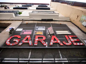 Imagen de la entrada de un garaje privado en Madrid, con distintos anuncios de venta o alquiler Imagen de la entrada de un garaje privado en Madrid, con distintos anuncios de venta o alquiler