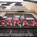 Imagen de la entrada de un garaje privado en Madrid, con distintos anuncios de venta o alquiler