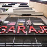 Imagen de la entrada de un garaje privado en Madrid, con distintos anuncios de venta o alquiler