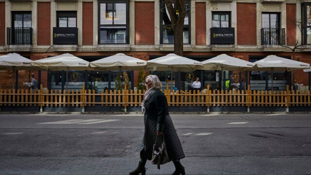 Una mujer pasa por la calle Ponzano de Madrid