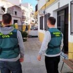 Dos agentes de la Guardia Civil en la provincia de Huelva