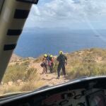 Servicios de emergencias atienden y trasladan al hospital a una senderista accidentada en La Azohía