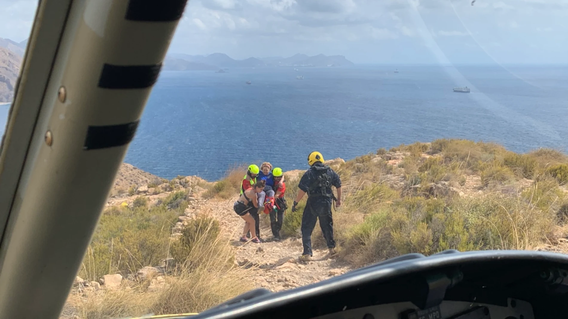Servicios de emergencias atienden y trasladan al hospital a una senderista accidentada en La Azohía