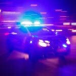 Un coche de Policía Nacional se dirige a atender una llamada de alarma