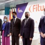 El consejero de Sanidad de la Comunidad de Madrid, Enrique Ruiz Escudero; la consejera madrileña de Cultura, Turismo y Deporte, Marta Rivera de la Cruz; el ministro de Turismo de la República Dominicana, David Collado Morales; el secretario general de la Organización Mundial del Turismo, Zurab Pololikashvili y el secretario de Estado de Turismo, Fernando Valdés durante la foto de familia de presentación de FITUR 2022