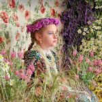 Los vecinos rodean con flores a las participantes en las fiestas de la Maya de Colmenar, en una imagen anterior a la pandemia