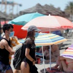Habrá que esperar para saber si los andaluces se podrán mover entre provincias en Semana Santa e ir a playas como la de La Malagueta de la imagen, en Málaga