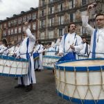 La Tamborrada de la Resurrección cerrará mañana domingo en la plaza Mayor la Semana Santa madrileña.