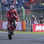 Jack Miller hace un caballito al entrar en meta como ganador en el GP de Japón