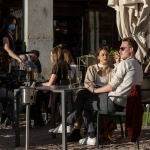 Personas tomando algo en terrazas de bares y restaurantes en el centro de Madrid