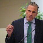 El secretario general de Vox, Javier Ortega Smith, interviene durante la jornada organizada por el partido para homenajear a las víctimas de ETA, en el Hotel NH Collection Villa de Bilbao, a 10 de noviembre de 2021, en Bilbao, Euskadi (España). El Día de la Memoria fue instaurado por el Gobierno Vasco en 2010 para homenajear a todas las víctimas de todas las violencias. En estos diez años el Partido Popular no ha paticipado en este homenaje anual del Parlamento Vasco a las víctimas del terrorismo. Sin embargo, Vox ha organizado su propio Día de la Memoria en un céntrico hotel de Bilbao.10 NOVIEMBRE 2021H.Bilbao / Europa Press10/11/2021