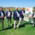 El periodista Carlos García Hirschfeld; el periodista radiofónico de deportes, Iñaki Cano; el presidente de la Real Federación Española de Golf, Gonzaga Escauriaza; el periodista Guillermo Salmerón y el alcalde de Madrid, José Luis Martínez-Almeida, posan en la presentación del libro escrito por Guillermo Salmerón, 'Jon Rahm y el milagro del golf español', en la Real Federación Española de Golf