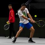 Carlos Alcaraz entrena en el Madrid Arena ante la mirada de su entrenador, Juan Carlos Ferrero