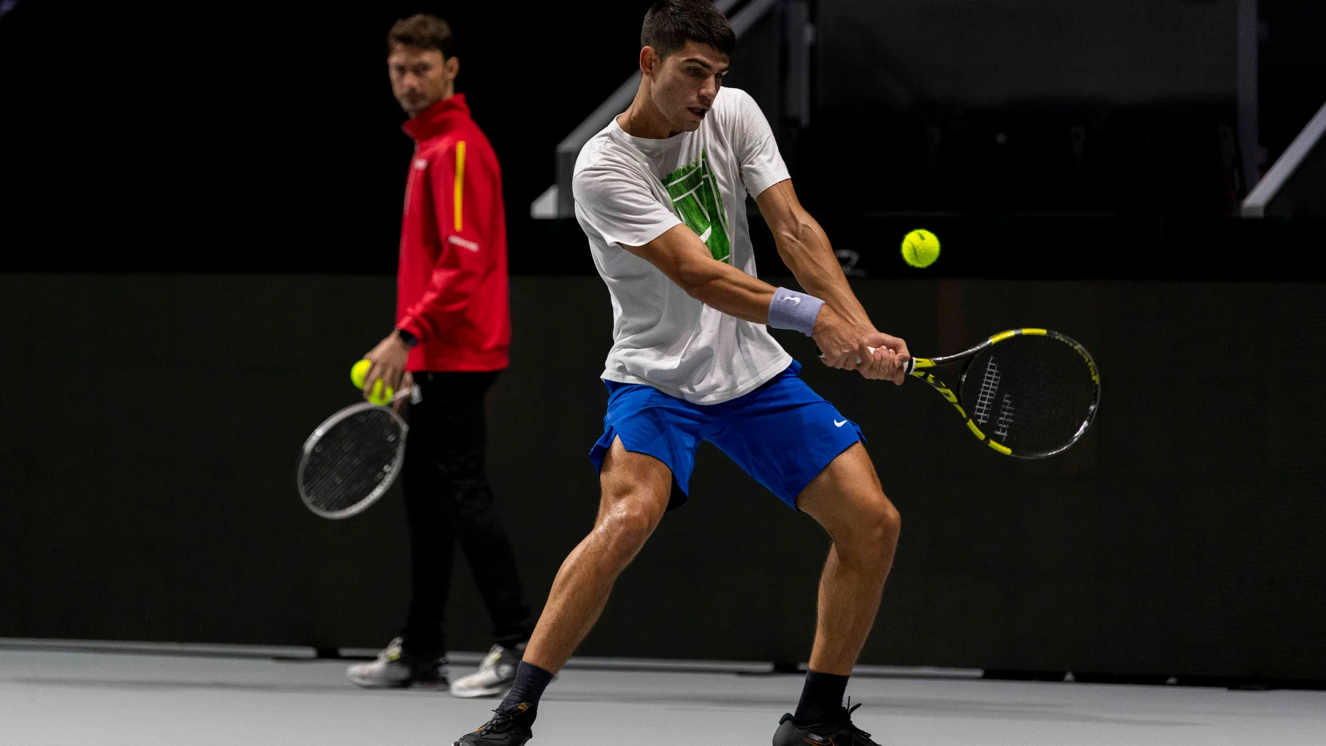 Carlos Alcaraz entrena en el Madrid Arena ante la mirada de su entrenador, Juan Carlos Ferrero