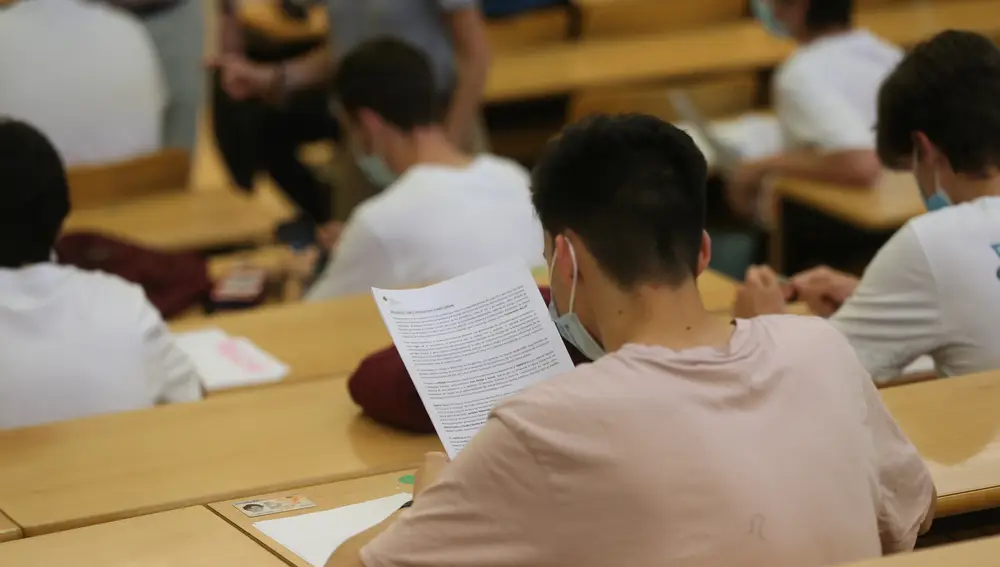 Estudiantes en la Facultad de Ciencias Económicas y Empresariales de la Universidad Complutense