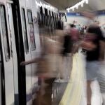 Pasajeros en el andén de la estación de metro de Sol