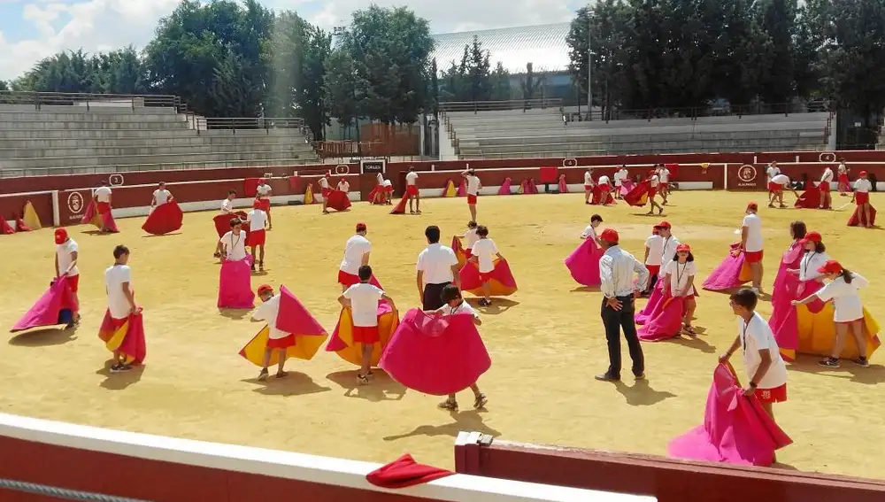 Los asistentes al Campus realizan un entrenamiento de toreo de salón en compañía de los alumnos de la Escuela de Tauromaquia de la Comunidad de Madrid