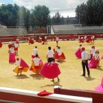 Los asistentes al Campus realizan un entrenamiento de toreo de salón en compañía de los alumnos de la Escuela de Tauromaquia de la Comunidad de Madrid