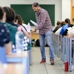 Alumnos realizan una prueba
