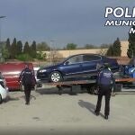 Retiran del barrio de Alto de San Isidro 21 coches sin seguro, ITV o mal aparcados