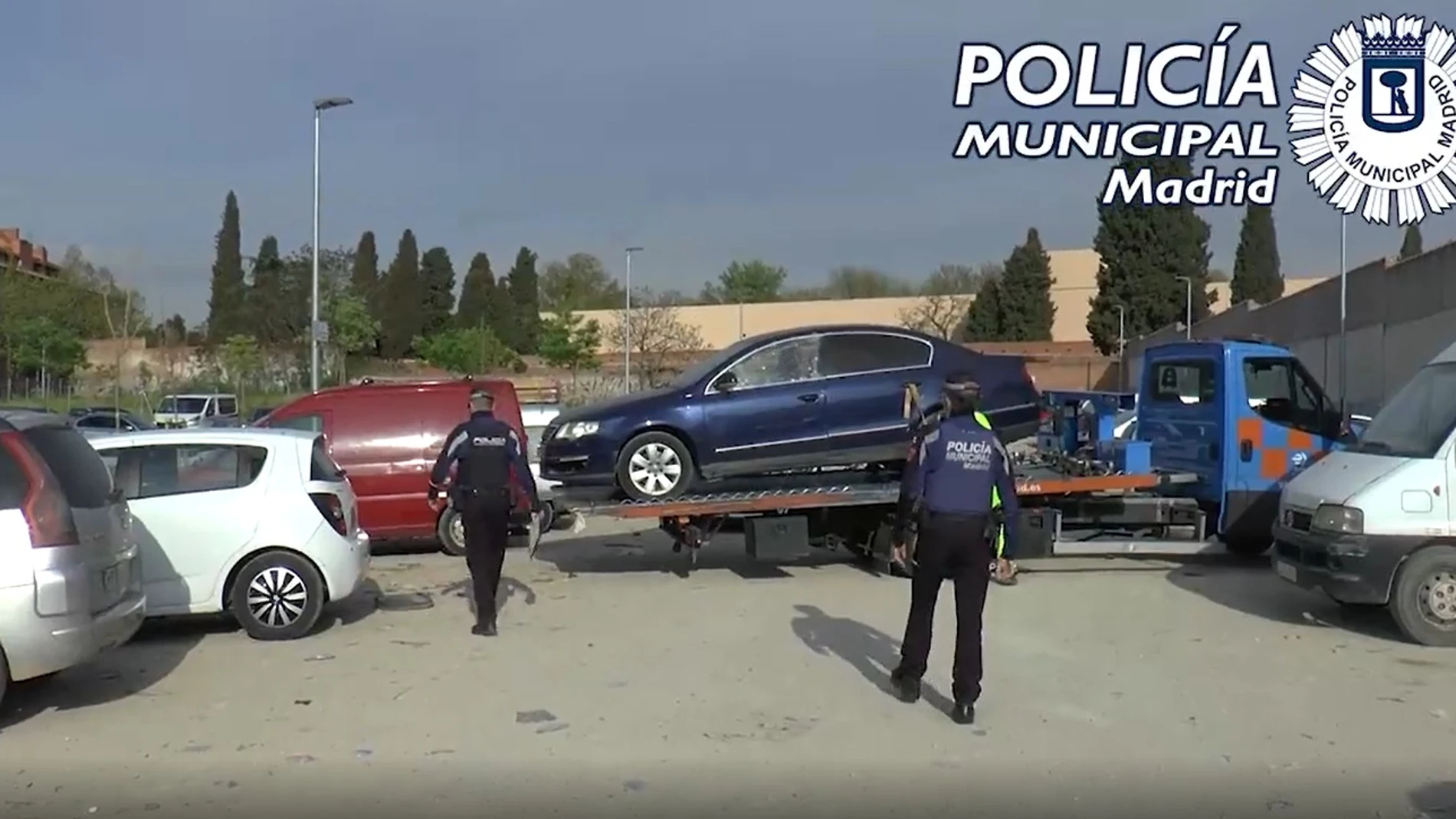 Retiran del barrio de Alto de San Isidro 21 coches sin seguro, ITV o mal aparcados