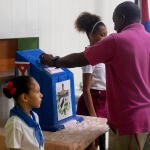 ACTUALIZA INFORMACIÓN AME9717. LA HABANA (CUBA), 25/09/2022.- Un hombre ejerce su derecho al voto hoy durante la jornada de votaciones, en el marco del referendo sobre el nuevo código de familia, en La Habana (Cuba). El referendo del Código de las Familias -que incluye, entre otros, el matrimonio igualitario, la adopción por parte de parejas homosexuales y la gestación subrogada- transcurrió este domingo en Cuba en átona normalidad: con escasa afluencia a los colegios electorales y la negativa de muchos a compartir si votaron por el "sí" o el "no". EFE/Yander Zamora