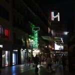 Varias personas caminan por una calle cercana a la Gran Vía de Madrid