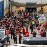 Imagen de decenas de los menores que han llegado estos días solos a Ceuta
