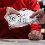 Venta de mascarillas FFP2 en una farmacia