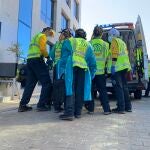 Momento del traslado del herido en San Blas