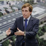 El alcalde de Madrid, José Luis Martínez-Almeida, interviene durante su visita a las instalaciones del Centro de Operaciones de La Elipa de la EMT
