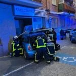 Coche empotrado contra un local comercial en Las Rozas