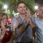 La secretaria general del PSOE andaluz, Susana Díaz, junto a Pedro Sánchez y al alcalde de Sevilla, Juan Espadas, en una imagen de archivo de un acto de partido