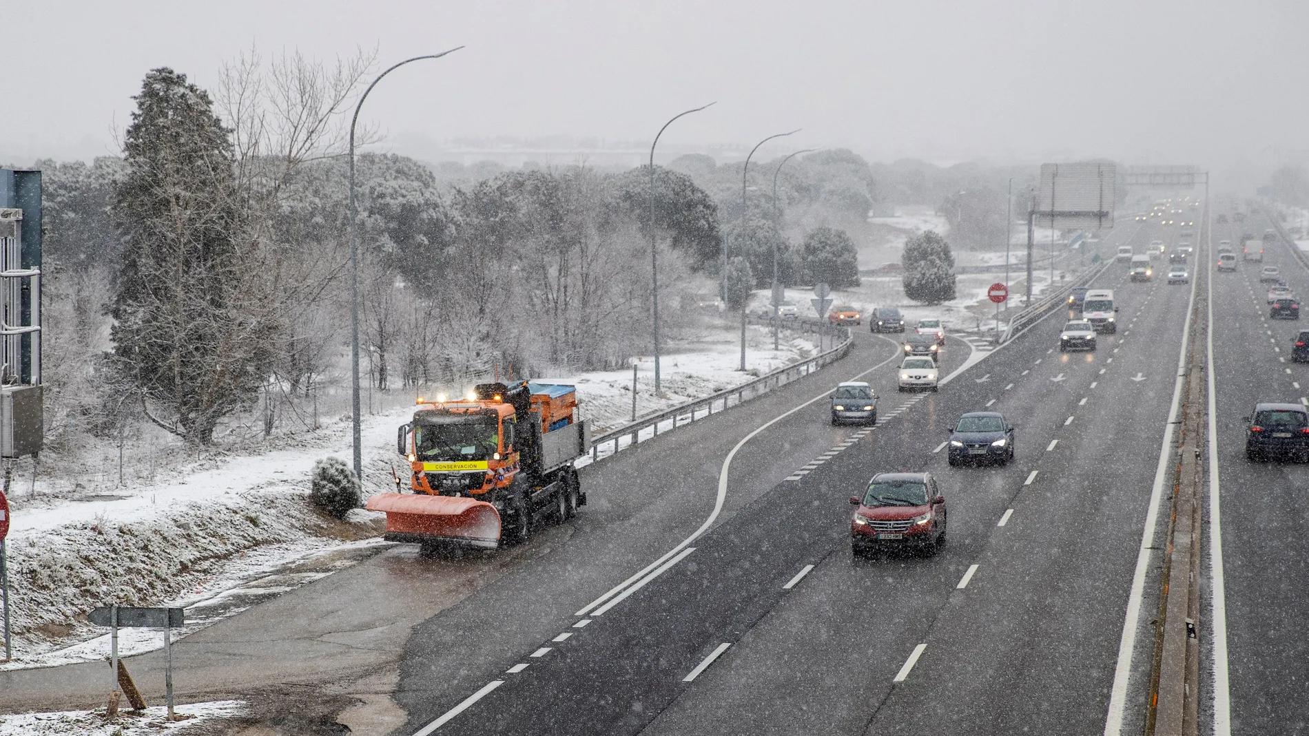 Una quitanieves está lista para trabajar en las cercanías de Madrid