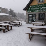 Un bar-restaurante afectado por el temporal de nieve en el Puerto de Navacerrada