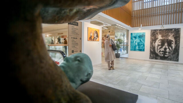 Detalle de una escultura del artista Jesús Curiá, en la Feria de Liberación de Espacios Comerciales Hacia el Arte (Flecha), en el centro comercial Arturo Soria Plaza