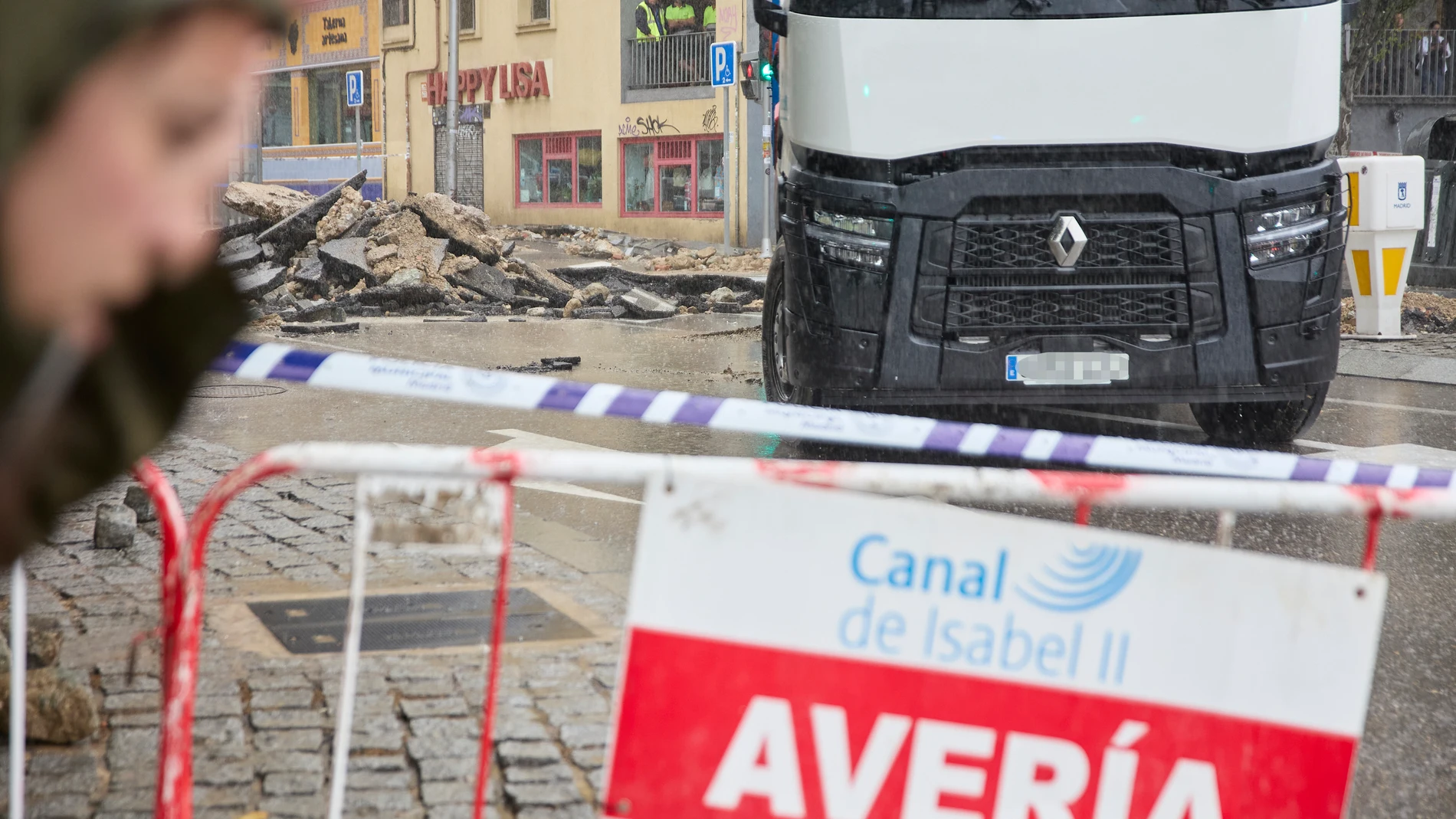 Una camión detrás de una valla que indica una avería en la calle Marqués de Vadillo