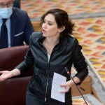 La presidenta de la Comunidad de Madrid, Isabel Díaz Ayuso, interviene en un pleno de la Asamblea de Madrid