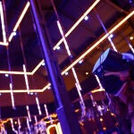 Una visitante utiliza unas gafas de realidad virtual en la presentación del nuevo Centro de Experiencias Inmersivas MAD (Madrid Artes Digitales)