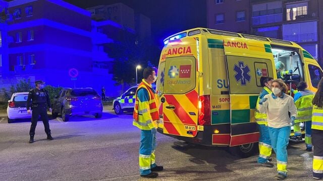El equipo de SUMMA112 en el lugar donde el menor ha caído desde una ventana