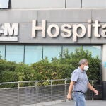 Un hombre camina por las inmediaciones del Hospital de La Paz, en Madrid